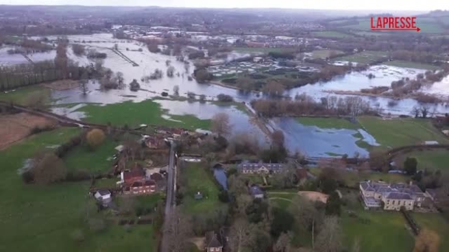 Campi e strade sommersi dall'acqua in Inghilterra dopo settimane di pioggia