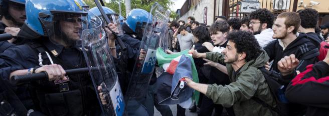 Sapienza, scontri e cariche della polizia dopo il «no» del Senato al boicottaggio di Israele. Commissariato assediato