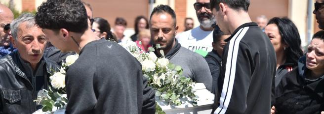 I pitbull hanno azzannato Francesco Pio alla nuca: secondo l'autopsia è morto in pochi minuti. Oggi i funerali