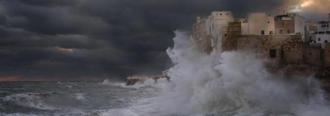 Polignano, le onde si infrangono sulle case del litorale di Domenico Modugno. Il fotografo: «Così è nato questo scatto»