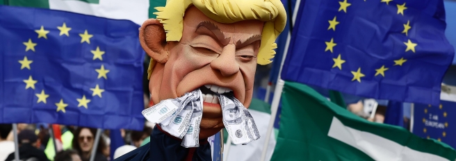 Manifestazione a Roma, «contro la Nato» e «dentro la Nato»: in piazza la babele degli slogan. Occhetto in stile leninista. E Fratoianni parcheggia la Tesla