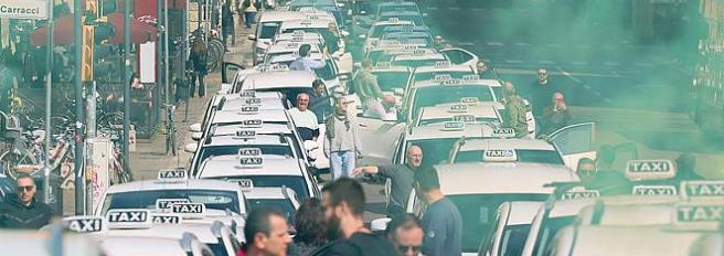 Bologna si divide sulla protesta dei tassisti: «Città in ostaggio». «No, hanno ragione»