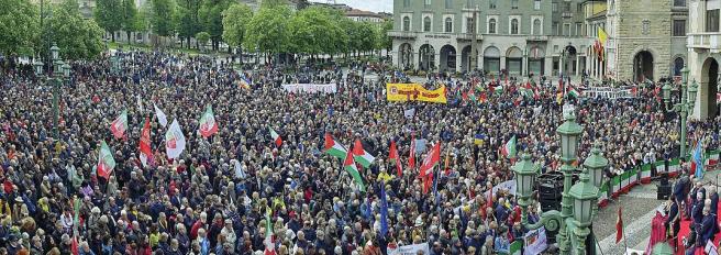 Bergamo, gli ottomila scesi in piazza per il 25 Aprile. Bersani: «Riprende forza un giudizio ambiguo sulle destre»