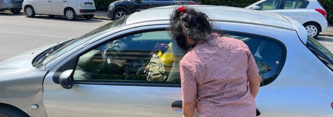 Firenze, da sette mesi senza casa, la disperazione di Maria: «Truffata dal mio uomo ora vivo in macchina»