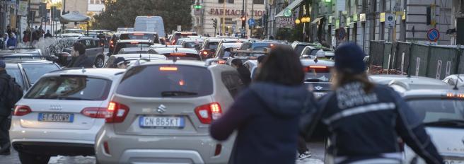 Il traffico di Roma: (se applicassimo la fisica quantistica) ecco spiegato perché finiamo in un ingorgo