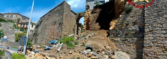 Crolla porzione di mura a Volterra, una persona ferita 