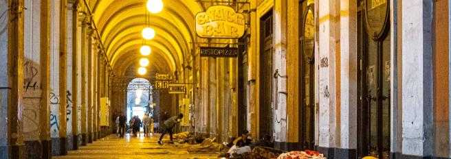 Roma, viaggio di notte fuori dalla stazione Termini: clochard accampati, spacciatori, paura e degrado