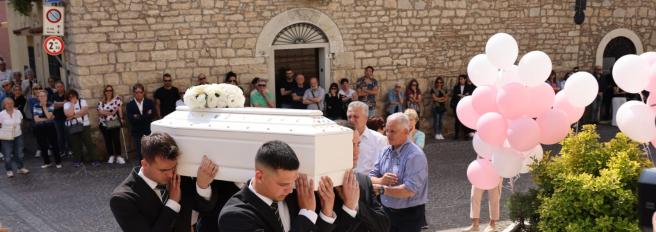 Funerale di Sofia Archetti, chiesa gremita a Cellatica: palloncini e la canzone "Baby Shark" per l'ultimo saluto