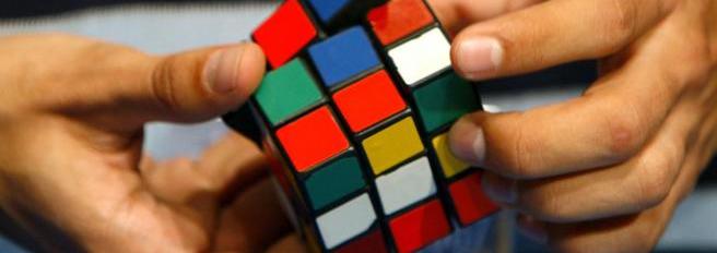 Il Cubo di Rubik compie 50 anni: i 500 milioni di esemplari, il cubetto invisibile, l'errore dei principianti (e come si risolve)