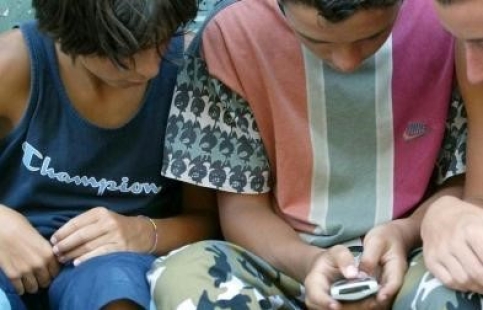 Social vietati ai minori? Quando provammo a tenerli fuori dal web (e non finì bene): da Blair a Starmercosa fa la politica