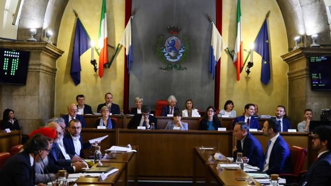 Il primo Consiglio comunale con Laura Castelletti sindaca: Roberto Rossini eletto presidente con 20 voti