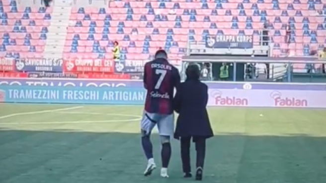 L'abbraccio di Orsolini alla nonna e poi in campo assieme al termine di Bologna-Udine
