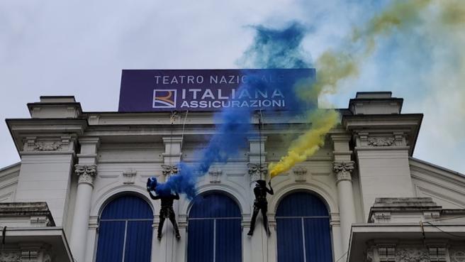 (LaPresse) Un flash mob si è tenuto davanti al Teatro Nazionale di Milano per il cambio dell'insegna. Decine di persone hanno preso parte allo spettacolo allestito in via Giordano Rota. Nel momento in cui è stata srotolata la nuova insegna, dal pubblico è partito un lungo applauso.