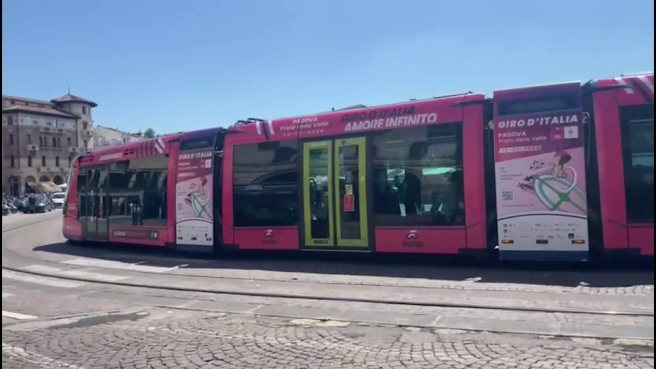 Giro d’Italia a Padova, il tram rosa con le scritte dedicate a Pantani, Ganna e Pogacar