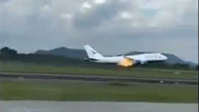 Indonesia, il motore del Boeing 747 va a fuoco durante la fase di decollo: costretto all'atterraggio di emergenza