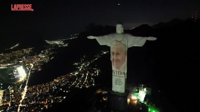 Rio de Janeiro, il Cristo Redentore illuminato con le foto del Papa