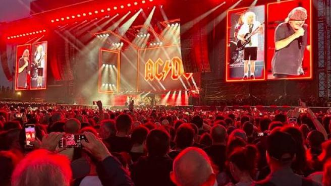 Delirio per gli AC/DC al Campovolo di Reggio Emilia: oltre 100mila persone al concerto