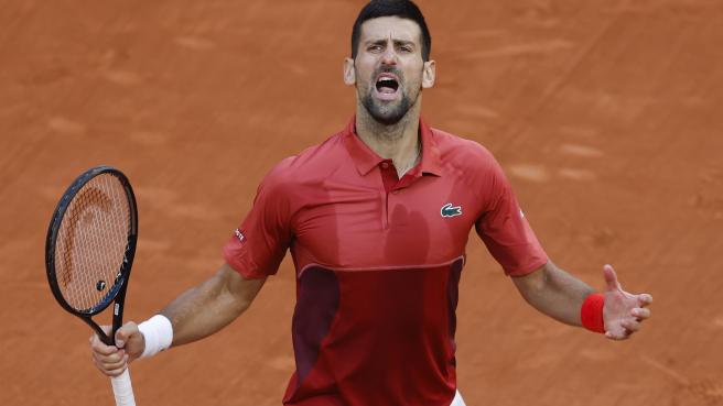 Roland Garros, Djokovic sofferente è ancora il numero uno e batte Cerundolo: gli highlights della gara