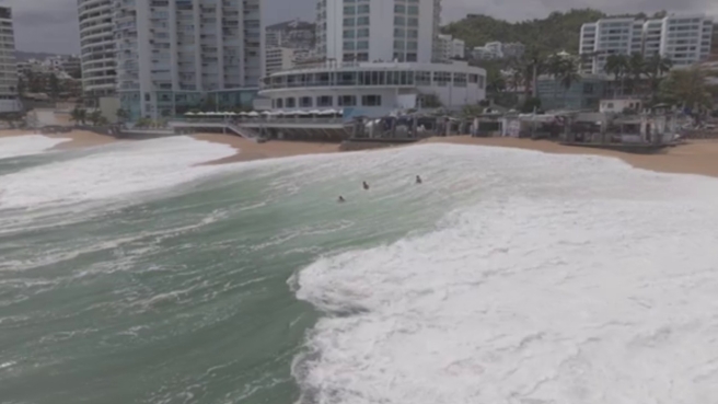 Messico, le onde anomale travolgono i bagnanti in spiaggia: le immagini dal drone