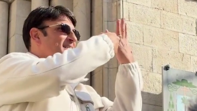 Sal Da Vinci in piazza a Sanremo canta «Per sempre sì»: il karaoke improvvisato tra i fan