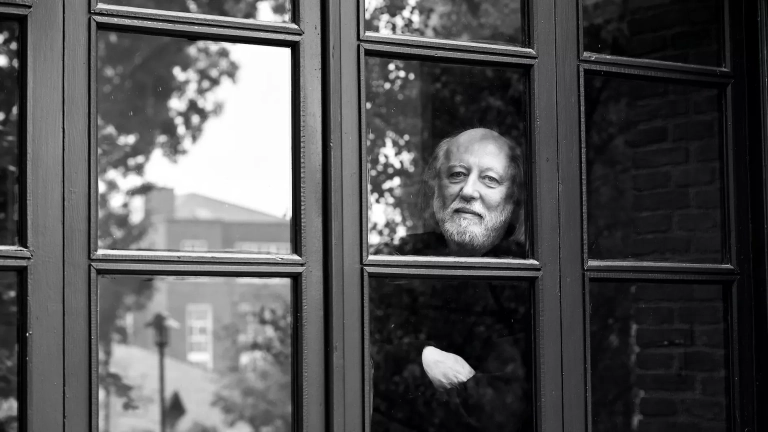 László Krasznahorkai: «Il comunismo? Da persone libere voi non sapete cos’è l’immutabilità»