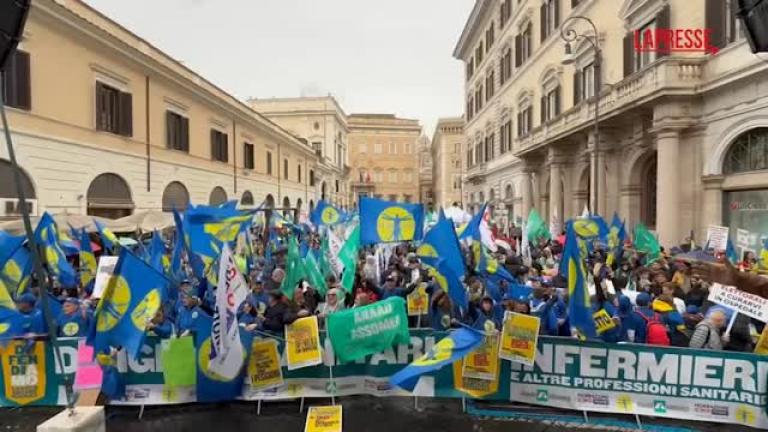 (LaPresse) Sono migliaia le persone che hanno affollato piazza Santi e Apostoli, a Roma, per manifestare in occasione dello sciopero dei medici e professionisti sanitari. Alla base della protesta i tagli e le condizioni di lavoro dei dipendenti del comparto sanità. Così Antonio De Palma, presidente del sindacato ‘Nursing up’: “I motivi sono tanti. Principalmente la mancata valorizzazione delle professioni degli infermieri, dell’ostetrica e altre professioni sanitarie; il non riconoscimento del carattere usurante delle nostre attività; la mancata volontà di risolvere il problema dell’esclusività, che ci vieta di uscire fuori dagli ospedali per andare a prestare la nostra attività professionale”. Per questo De Palma chiede “risorse reali e attuali”.