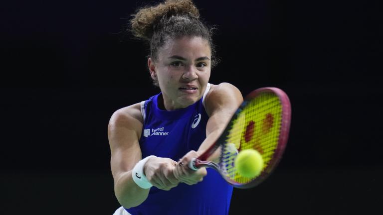 Italy\'s Jasmine Paolini returns the ball against Poland\'s Iga Swiatek during the Billie Jean King Cup semi-final tennis match at Martin Carpena Sports Hall in Malaga, southern Spain, on Monday, Nov. 18, 2024. (AP Photo/Manu Fernandez)