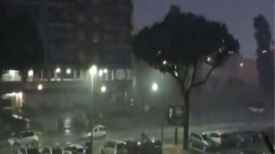 Maltempo a Roma, violento temporale nella notte: il video del nubifragio