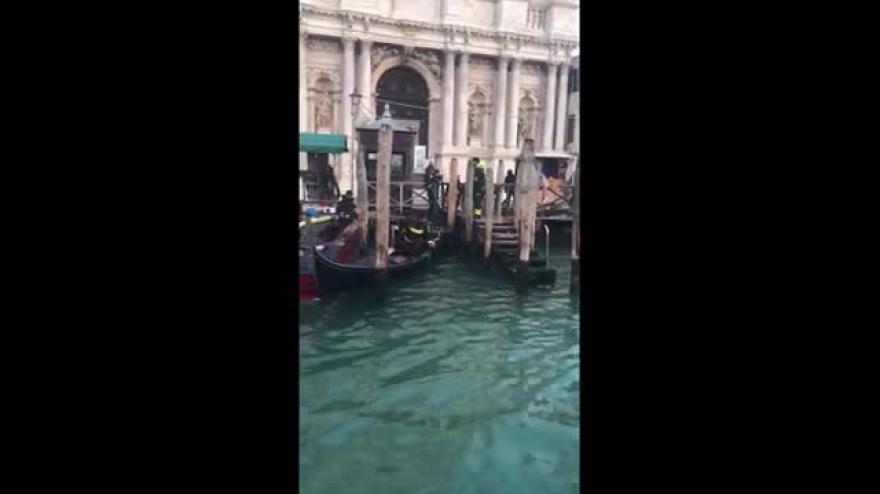 Venezia, una gondola urta una barca da carico e si rovescia