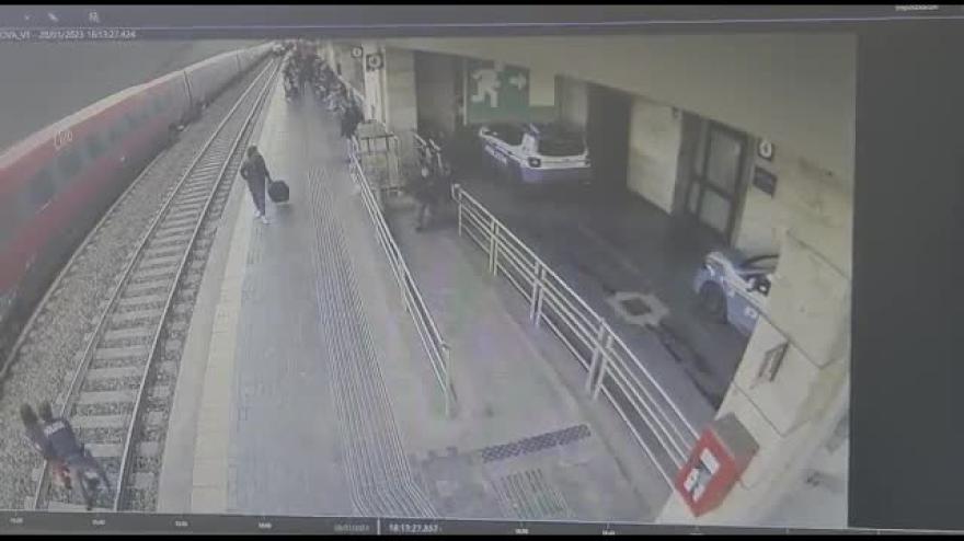 Padova, tenta il suicidio il stazione a 26 anni: salvata dai poliziotti
