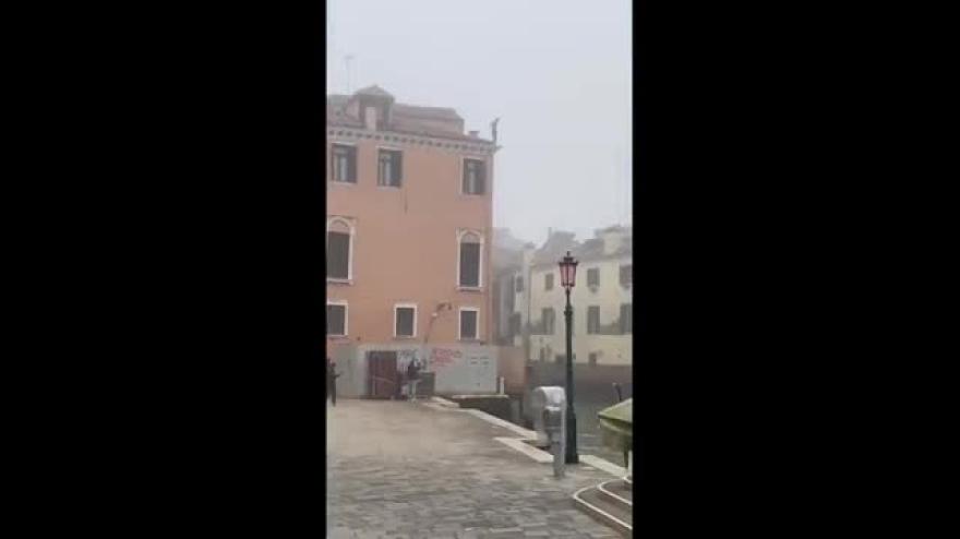 Venezia, tuffo in acqua dal tetto di un palazzo di tre piani