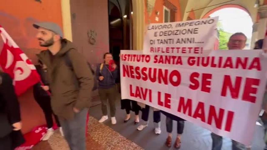 Bologna, chiude l'istituto Santa Giuliana: il video della protesta