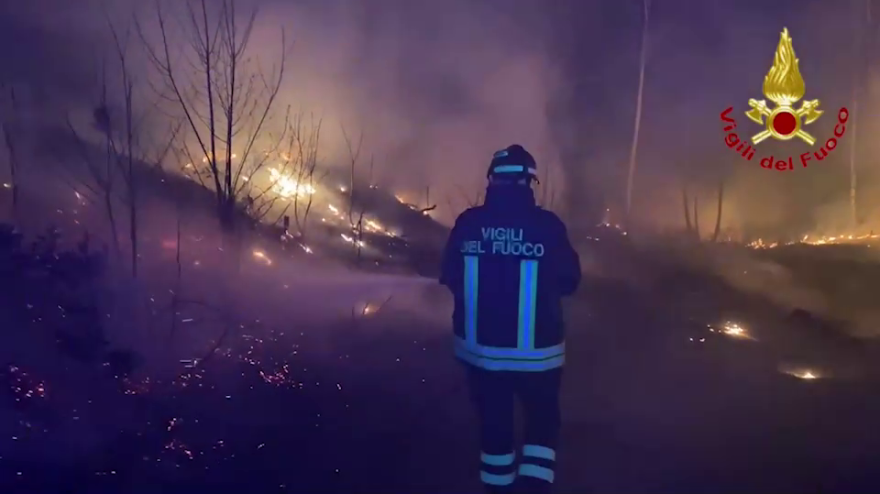 Montegrino Valtravaglia, i vigili del fuoco al lavoro per difendere il paese dalle fiamme