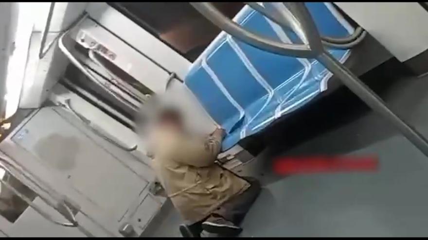 Metro B, si appoggia sui sedili del vagone per sniffare cocaina: le  immagini girate dai passeggeri - Corriere Tv