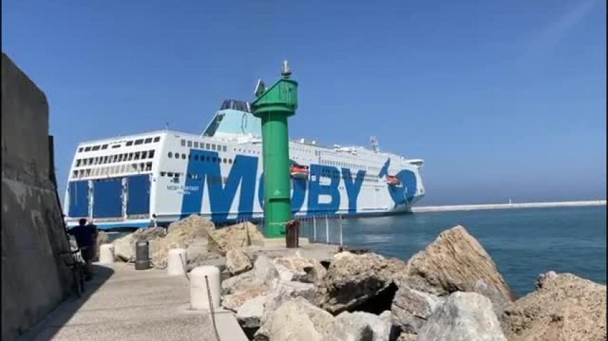 A Livorno attracca la Moby Fantasy: il video del traghetto più grande del mondo