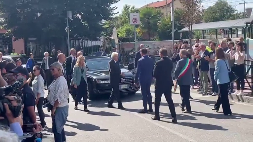 Il Presidente Mattarella Depone Un Mazzo Di Fiori Sul Luogo Della ...