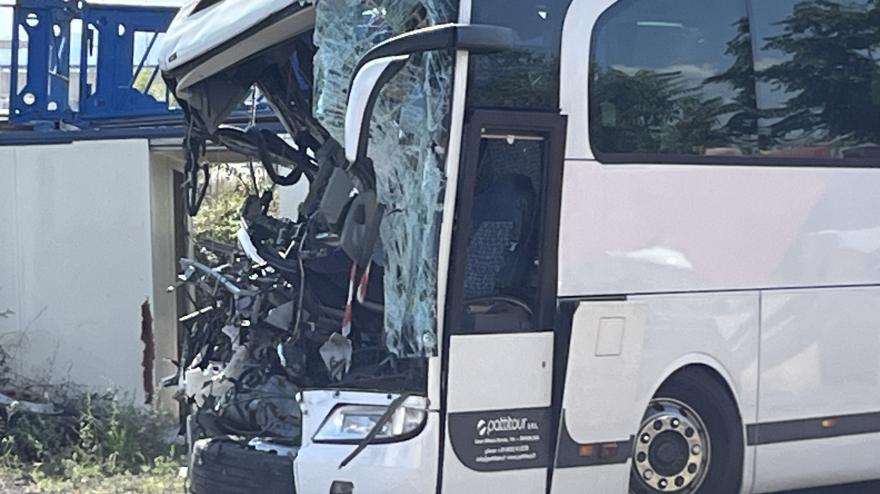 Incidente Fiano Romano, Il Bus Distrutto Sul Quale Viaggiavano I Due ...