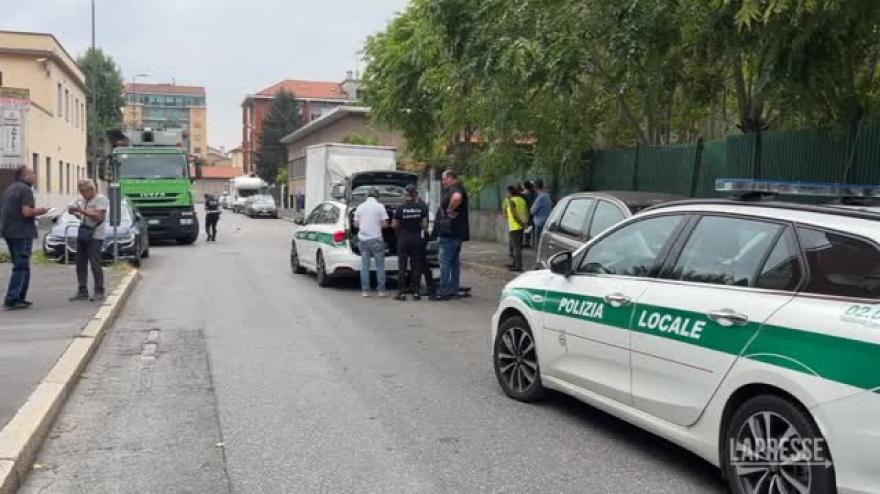 Donna Travolta Da Un Camion Dei Rifiuti A Milano: Le Immagini Dal Luogo ...