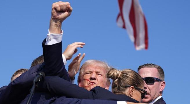 Spari al comizio di Trump in Pennsylvania, l'ex presidente ferito. «Il proiettile mi ha perforato l'orecchio». Il procuratore: «L'attentatore è stato ucciso»