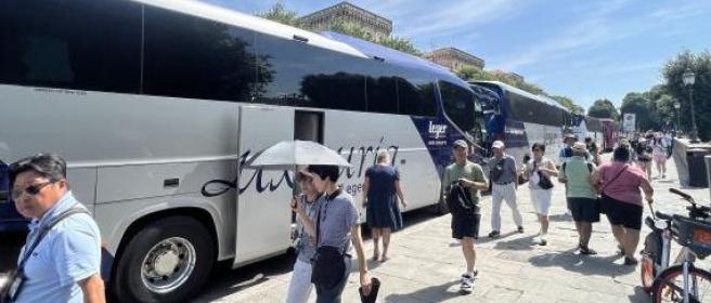 Al galoppo con la comitiva di turisti che vede Firenze in due ore. E mezza Italia in tre giorni