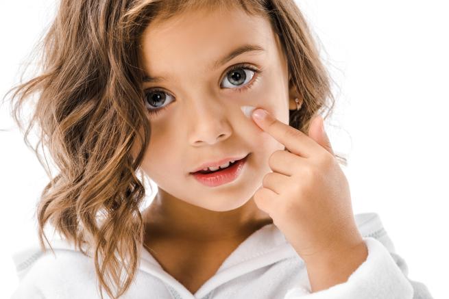 Svezia, limitata la vendita di creme anti-age ai minori: i consigli della dermatologa per la «skincare» dei bambini
