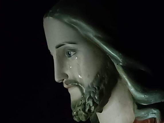Torino, lacrime sul volto della statua di Cristo. I fedeli gridano al miracolo
