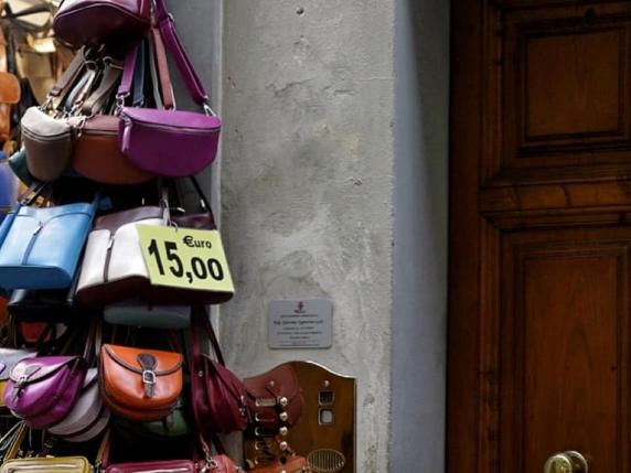 Firenze, Nardella e la norma contro la merce esposta fuori dai negozi: «Per una città più ordinata e bella»