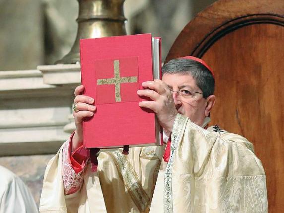 L'arcivescovo di Firenze Giuseppe Betori saluta sacerdoti e fedeli «È