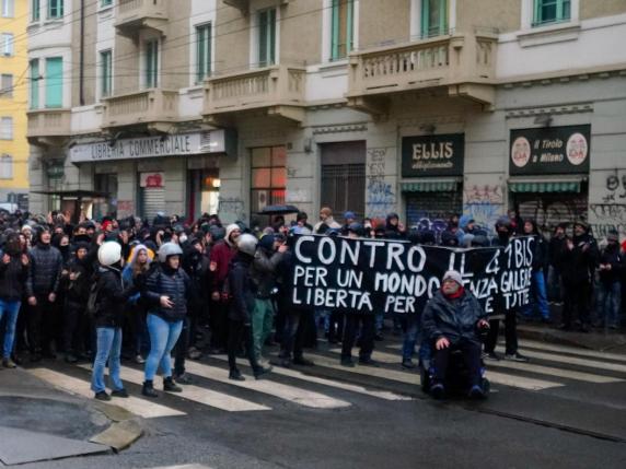 Milano, 300 anarchici sfilano a sostegno di Alfredo Cospito: «No al 41 bis»