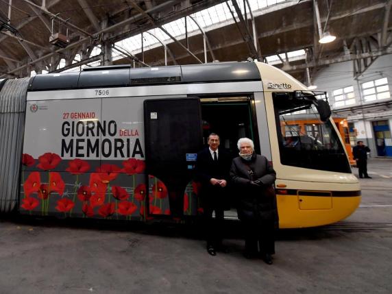 A Milano arriva il tram della Memoria, Liliana Segre: «Finalmente, lo vedo prima di morire»