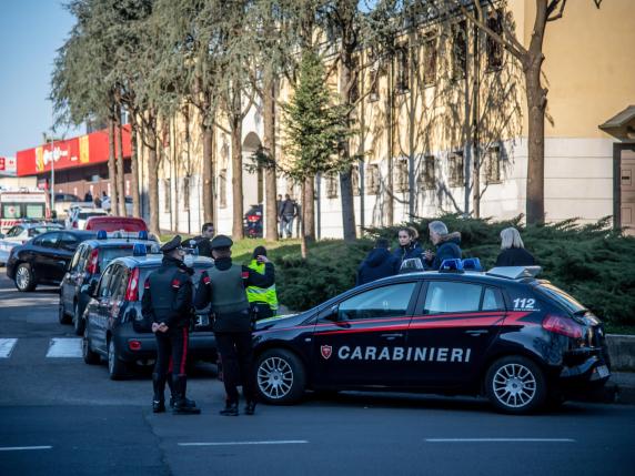 Milano, la spedizione degli usurai contro uno scommettitore travolto dai debiti: due arresti 