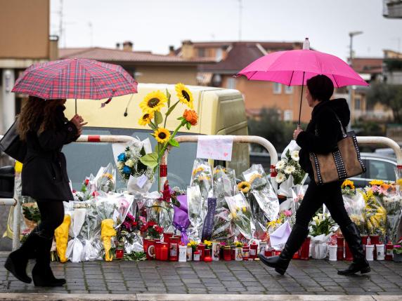 mazzi di fiori e benedizione di un prete dove sono morti 5 ragazzi in un incidente stradale a tor lupara