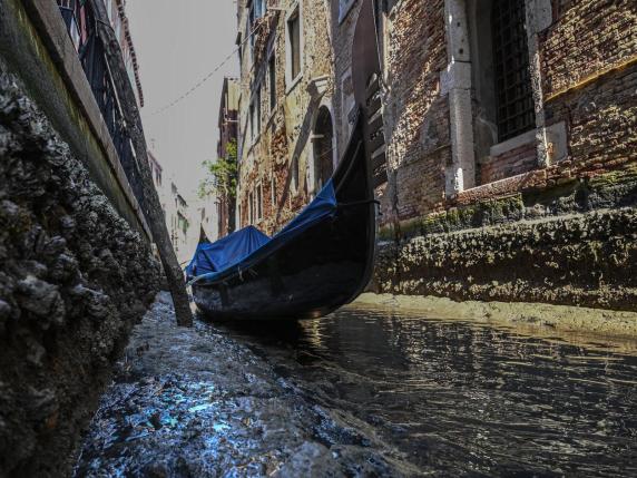 Venezia a secco, canali e rii ora si svuotano 