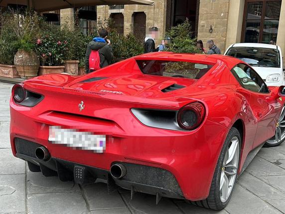 Firenze, parcheggia la Ferrari in piazza Signoria: multato 